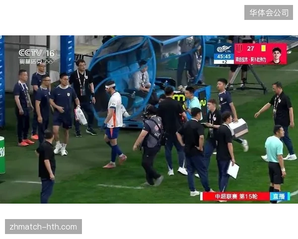 泰山队后防线因伤病轮换不定而持续失血，黄政宇被迫在后腰与中卫间摇摆